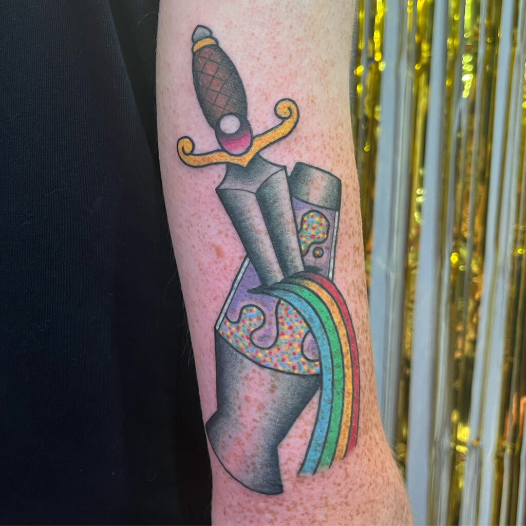 Tatouage style traditionnel en couleurs d'une lampe à lave multicolore traversée par une dague