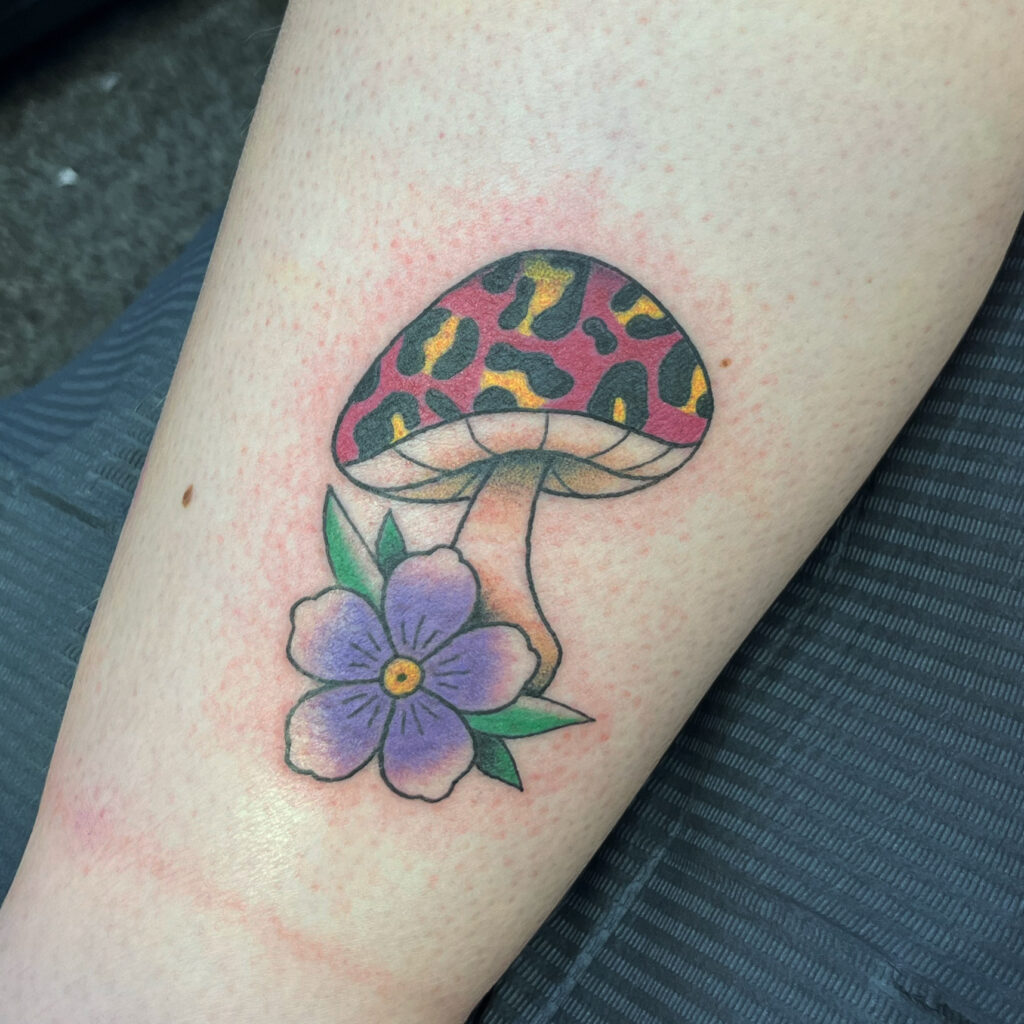 Tatouage style traditionnel en couleurs d'un champignon motif léopard