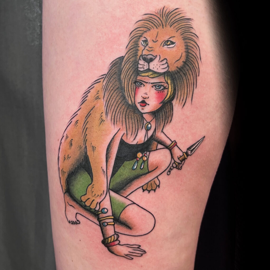 Tatouage style traditionnel en couleurs d'une guerrière avec une peau de lion