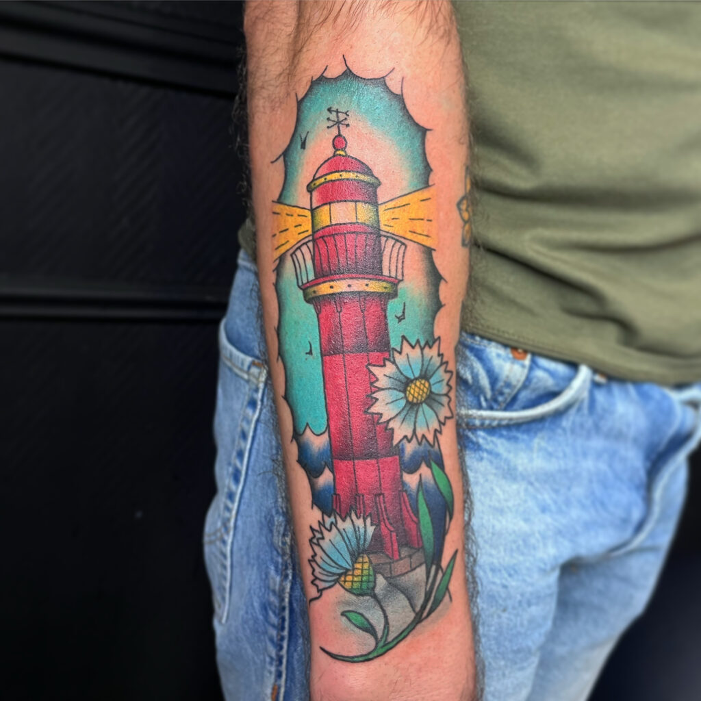 Tatouage style traditionnel en couleur d'un phare rouge 