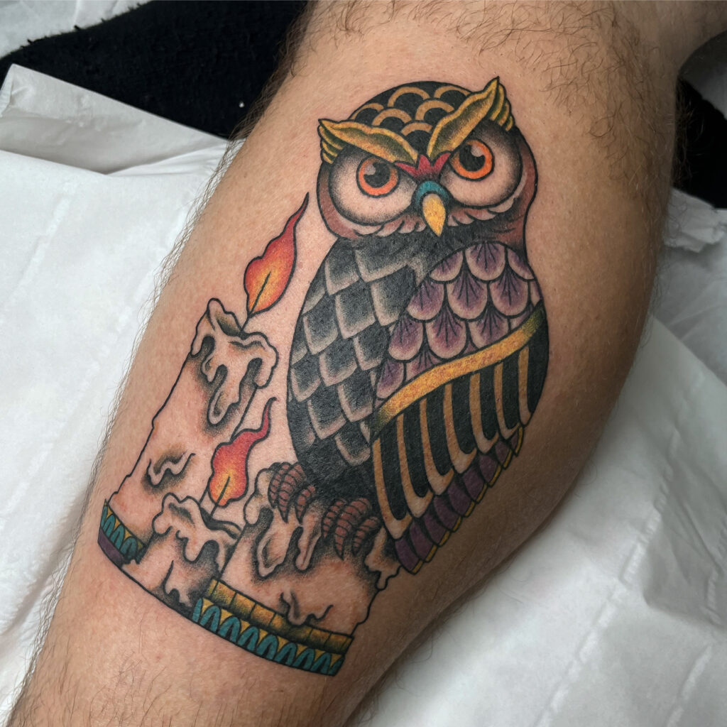 Tatouage style traditionnel en couleurs d'un hibou posé sur des bougies